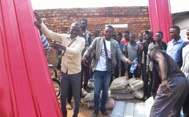 Le député national Thierry Mulumba dote les taximen-moto de Demba de matériaux pour construire leur bureau